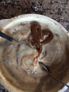 Una foto de Helado de banana con dulce de leche 🍌♥️