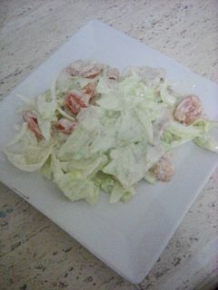Una foto de Ensalada con salsa yogurt casera