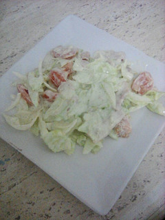 Una foto de Ensalada con salsa yogurt casera
