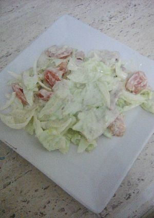 Una foto de Ensalada con salsa yogurt casera
