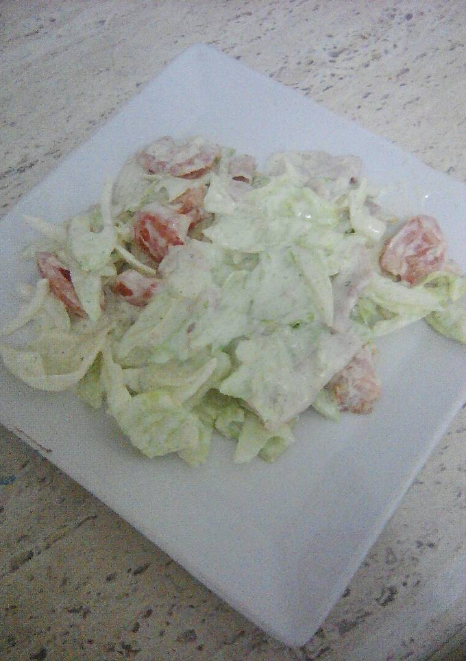 Una foto de Ensalada con salsa yogurt casera