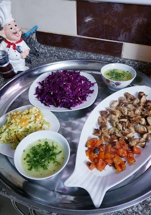 صورة لوصفة لحمة مشوية بالفرن مع بصل وبندورة 😋😋😋