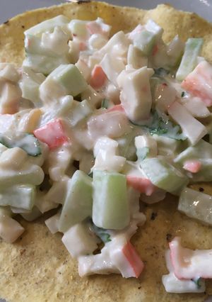 Una foto de Tostadas de surimi y pepino