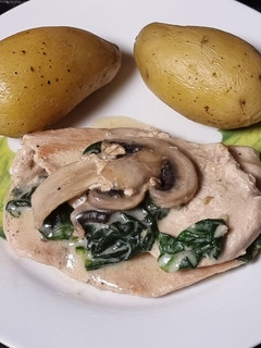 Una foto de Pollo con salsa cremosa de champiñones al ajo y parmesano