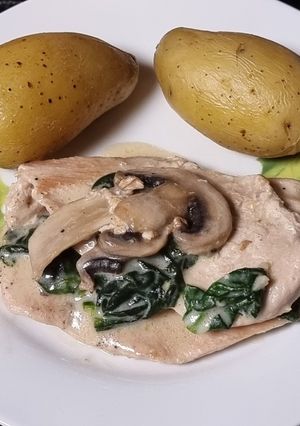 Una foto de Pollo con salsa cremosa de champiñones al ajo y parmesano