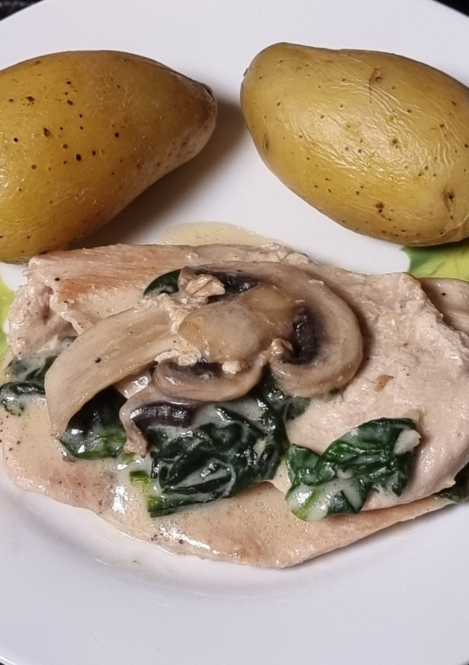 Una foto de Pollo con salsa cremosa de champiñones al ajo y parmesano