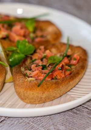 Foto di Tartellette Integrali con Tartare di Salmone Selvaggio e Crema di Ceci