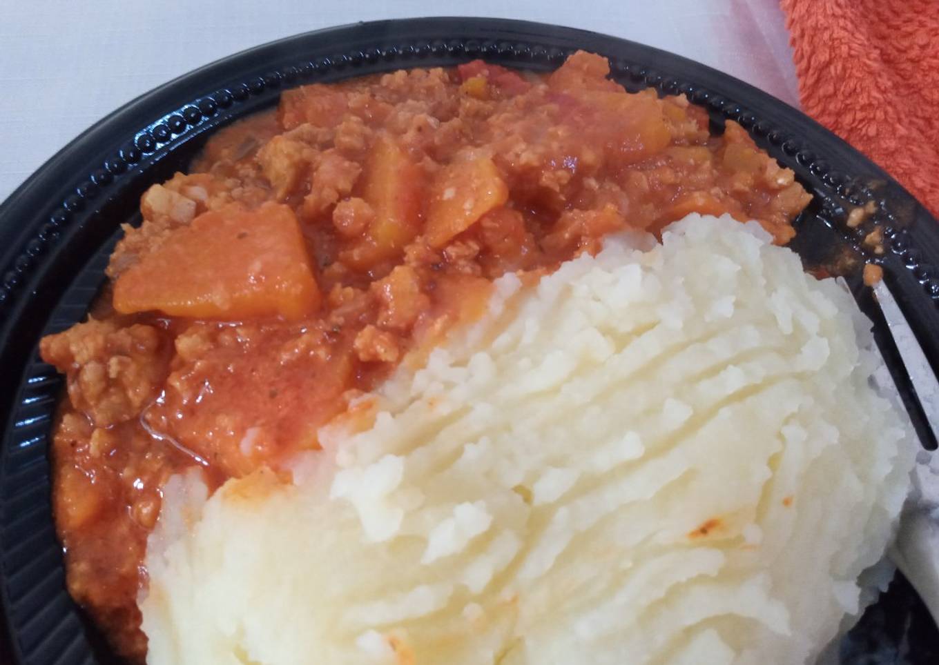 Pescado molido con salsa de tomate verduras y puré de papas