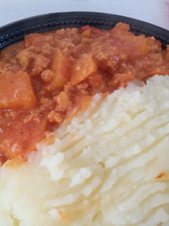Una foto de Pescado molido con salsa de tomate verduras y puré de papas