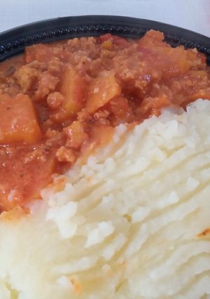 Una foto de Pescado molido con salsa de tomate verduras y puré de papas