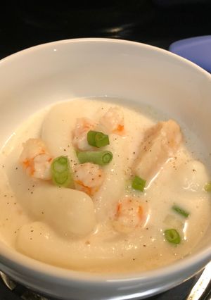 Hình của món Tteokbokki nấu với tôm và nước cốt dừa.
