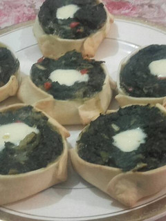 Una foto de Canastitas de acelga, salsa blanca y queso