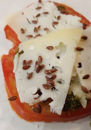 Une photo de Bruscetta de tomate au fromage de brebis