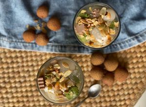 Una foto de Pannacotta con almendras y litchis