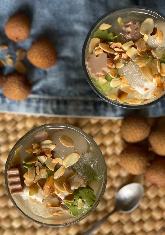 Una foto de Pannacotta con almendras y litchis