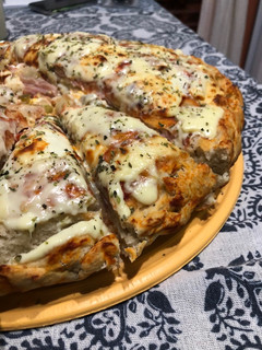 Una foto de Pizza súper rellena FÁCIL 🍕