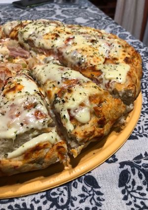 Una foto de Pizza súper rellena FÁCIL 🍕