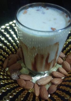 गरमागरम चाॅकलेट मसाला दुध (chocolate masala milk recipe in marathi) रेसिपी चे मुख्य फोटो 
