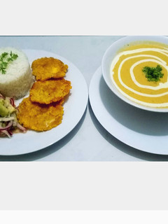 Una foto de Crema de pescado, arroz blanco ensalada de aguacate y patacón