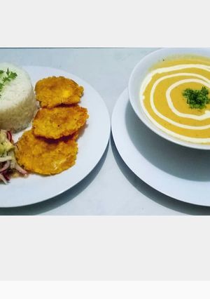 Una foto de Crema de pescado, arroz blanco ensalada de aguacate y patacón