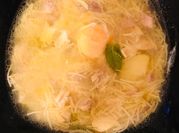 Una foto de crema de verduras con pollo