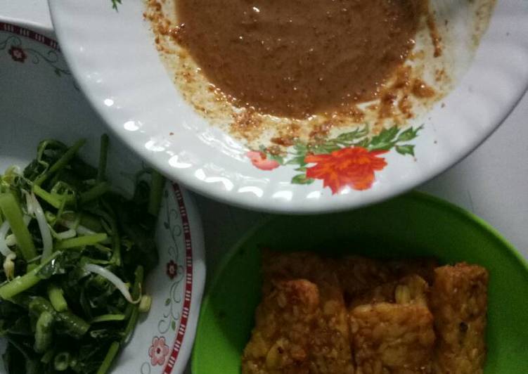 Pecel sayur pedes