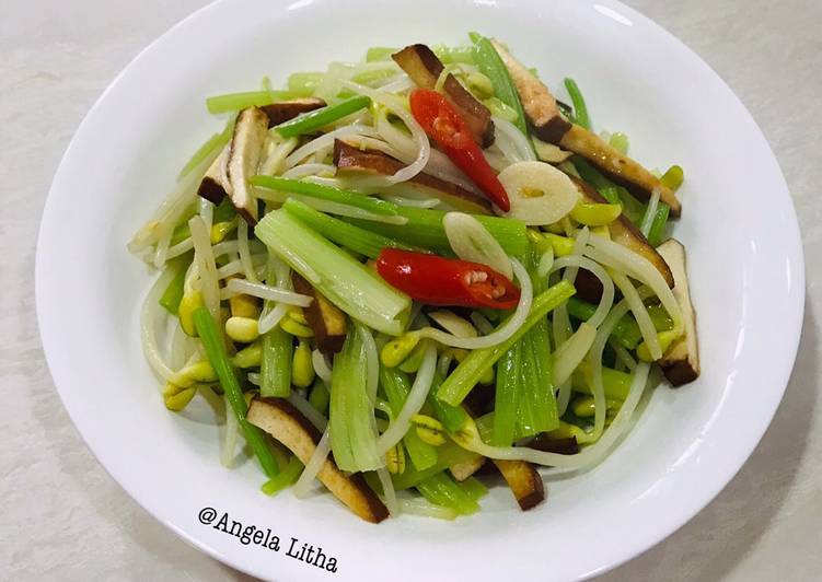 Cara Gampang Membuat Tumis batang sledri &amp; cambah kedelai, Lezat