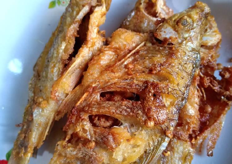 Ikan goreng krenyes