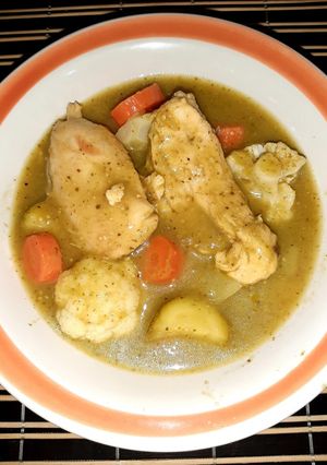Una foto de Pollo en salsa de tomate y verdura