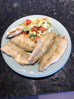 Una foto de Pejerrey al libro frito con ensalada de palta, cherry y huevo duro