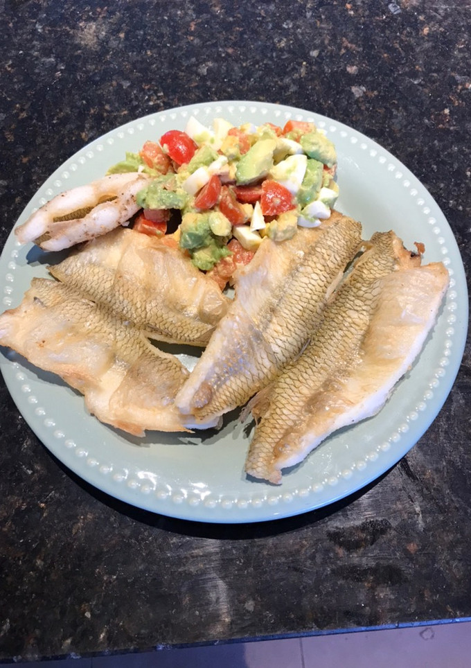 Una foto de Pejerrey al libro frito con ensalada de palta, cherry y huevo duro