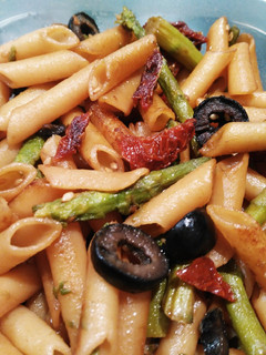 Una foto de Pasta con espárragos, tomate seco y aceitunas negras 🍝