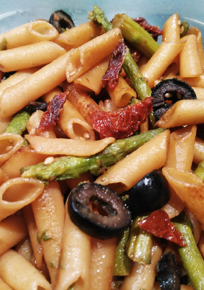 Una foto de Pasta con espárragos, tomate seco y aceitunas negras 🍝