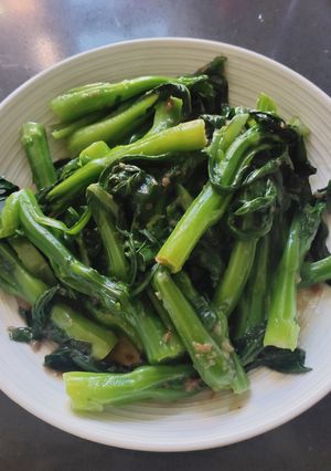 A picture of Choi Sam with Oyster Sauce.