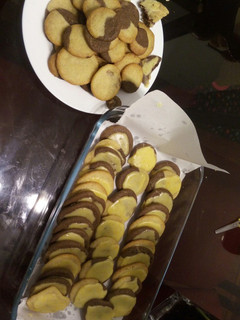 Una foto de Galletas de vainilla y chocolate con glaseado de naranja
