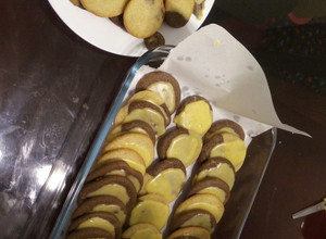 Una foto de Galletas de vainilla y chocolate con glaseado de naranja