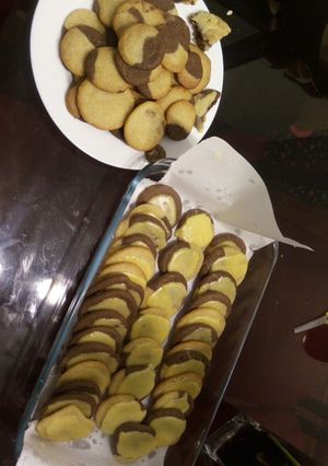 Una foto de Galletas de vainilla y chocolate con glaseado de naranja