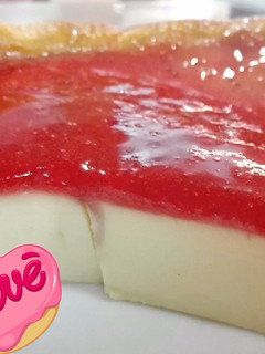 Una foto de Tarta de queso y fresa. Sin gluten