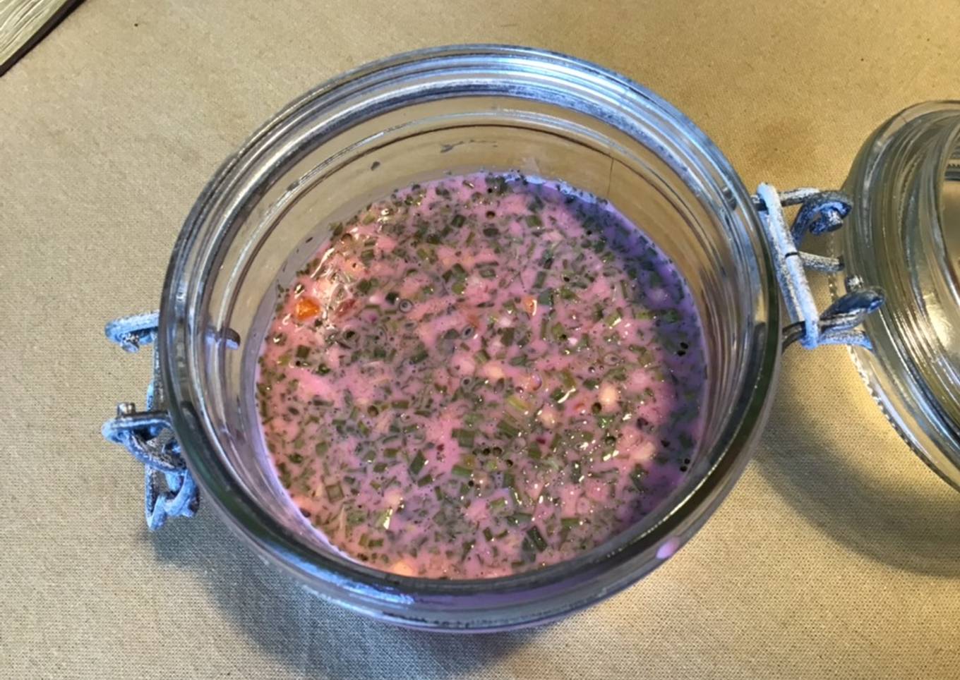 Sauce salade « graffiti » au yaourt,herbes aromatiques et betterave rouge
