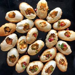 A picture of Bharve golgappa.