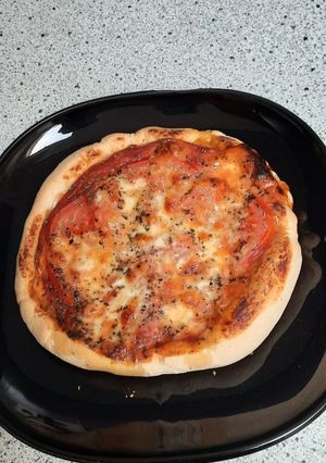 Une photo de Pizza tomate mozzarella