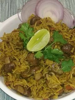 কুকার এ মাশরুম বিরিয়ানি (cooker mushroom biriyani recipe in Bengali) রেসিপির প্রধান ছবি