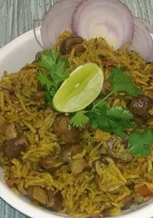 কুকার এ মাশরুম বিরিয়ানি (cooker mushroom biriyani recipe in Bengali) রেসিপির প্রধান ছবি