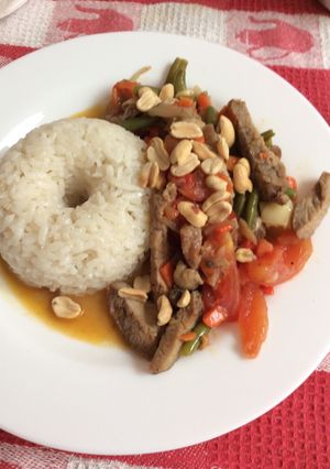 Una foto de Chapsui de carne con arroz 🍚 graneado