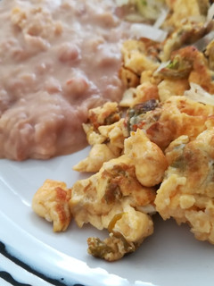 Una foto de Huevo 🥚 con Flor de Calabaza