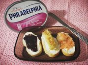 Una foto de botanas con philadelphia con mermelada