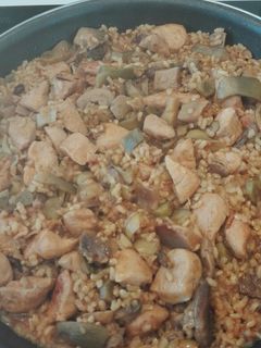 Una foto de Arroz con alcachofas setas y pollo