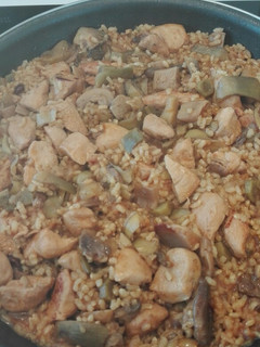 Una foto de Arroz con alcachofas setas y pollo