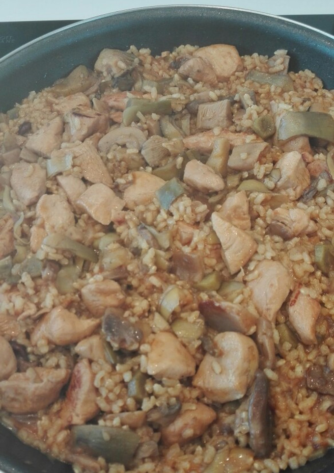 Una foto de Arroz con alcachofas setas y pollo