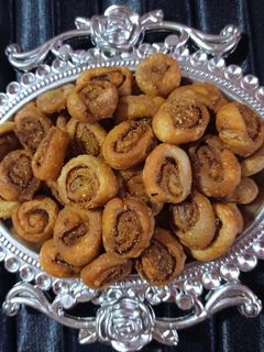 बाकरवडी (bakarvadi recipe in marathi) रेसिपी चे मुख्य फोटो